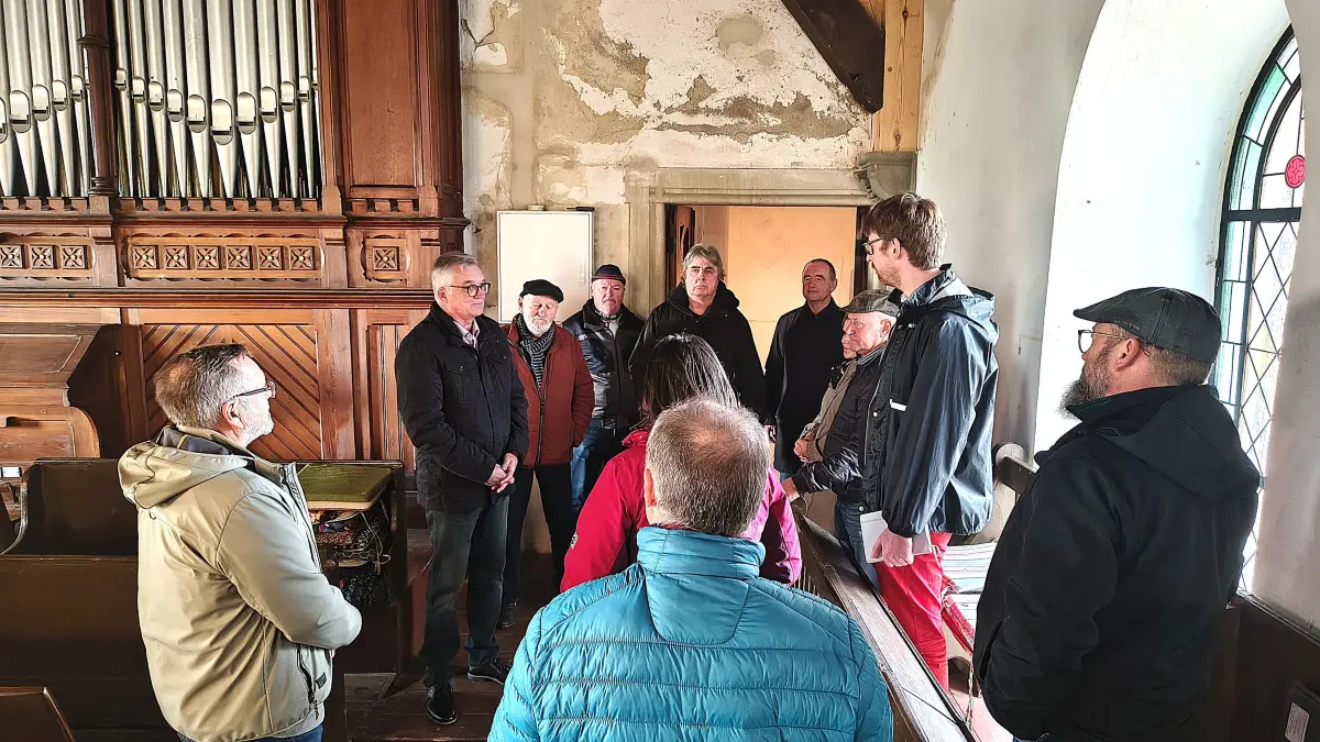 (c) Stephan Backert (MOZ)
Der CDU-Bundestagsabgeordnete Uwe Feiler (Zweiter von links) im Gespr�ch in der Kirche von Golzow.